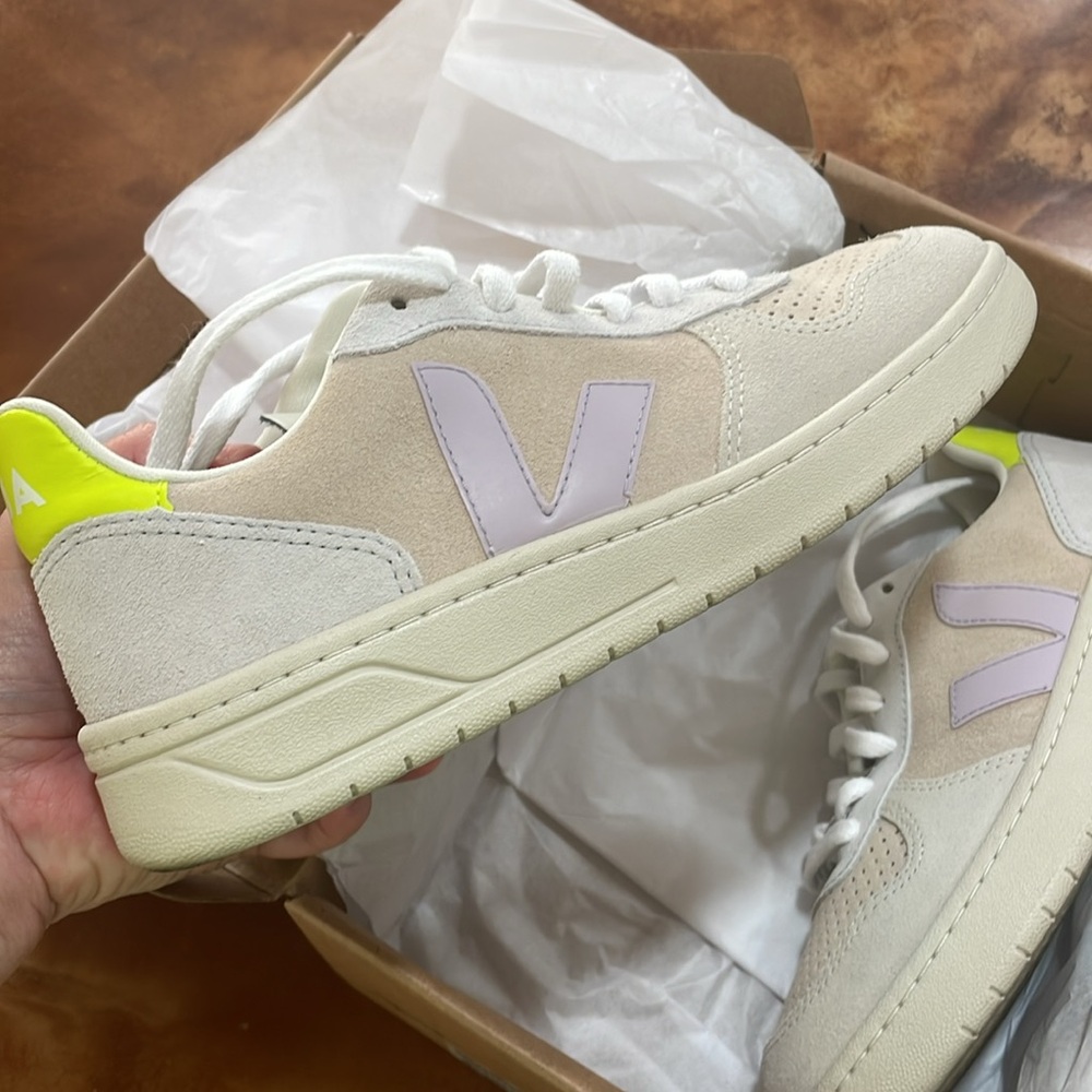 New w/Box Veja V-10 Sneakers